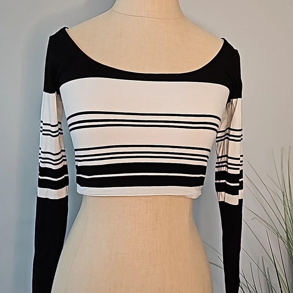 Nadia Tarr Cropped Long Sleeve Top - Picture 2 of 8